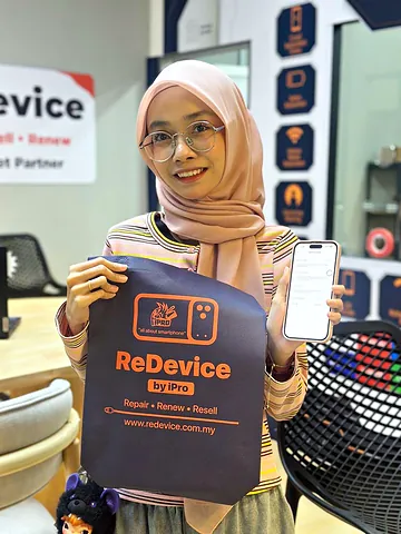 Customer in a pink hijab with a ReDevice bag and an iPhone