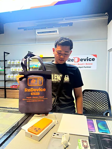 Customer with a ReDevice bag and an iPhone at the counter